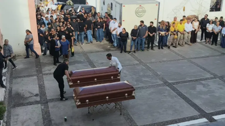 Homenaje de cuerpo presente en el Palacio Municipal de Rosario en memoria de Fabiola y Julissa.