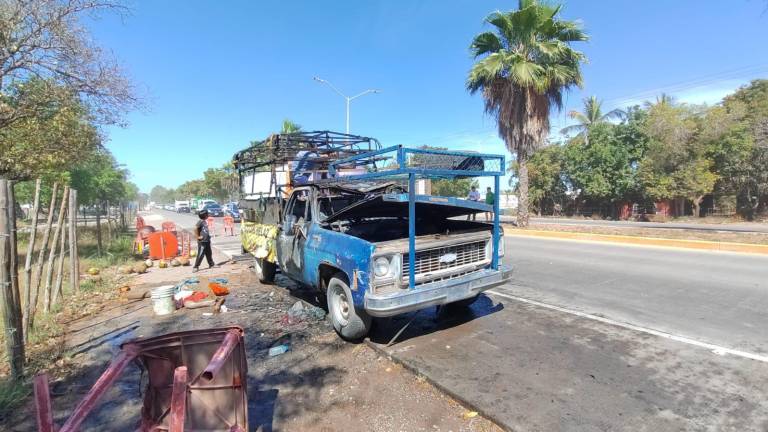 Una camioneta que transportaba cocos se incendió sobre la carretera Mochis-Topolobampo por una falla mecánica.