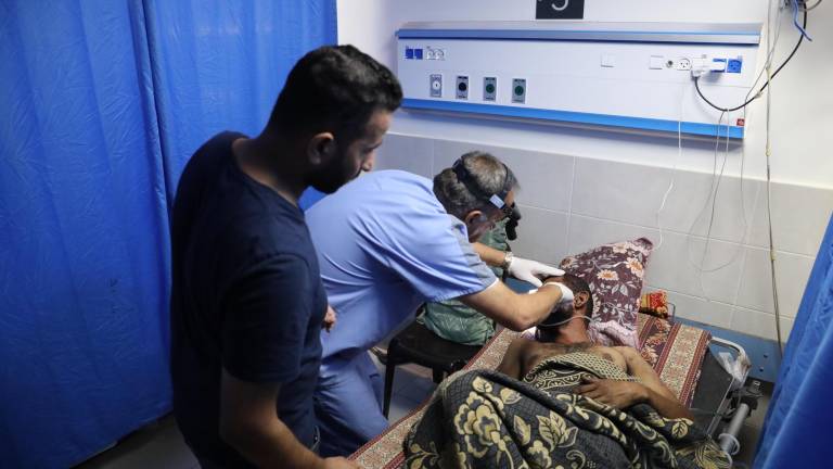 Personal médico de Médicos Sin Fronteras atienden a heridos por los bombardeos de Israel en Gaza.