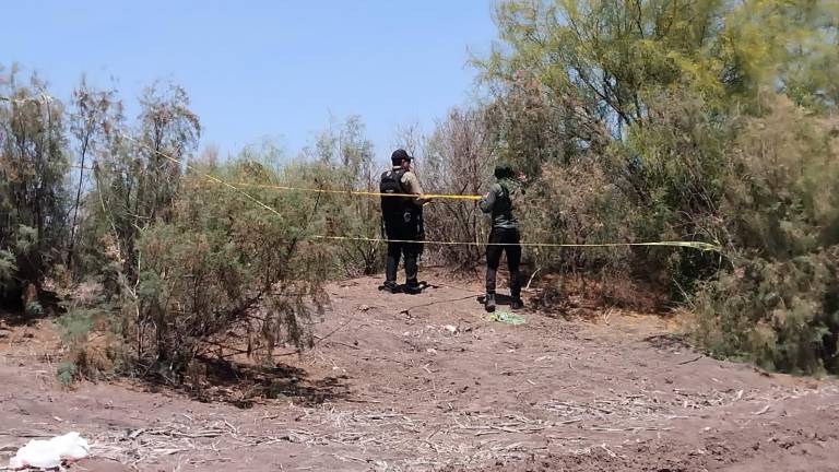 Autoridades resguardan la zona donde fue localizado una persona sin vida en la sindicatura de Tepuche.