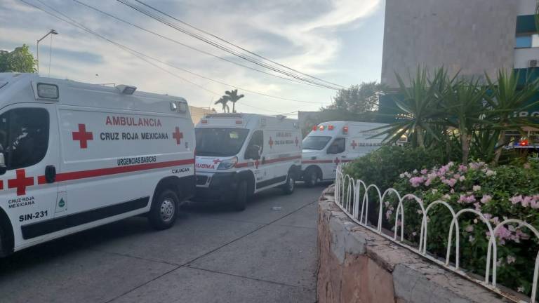 Un hombre fue llevado a urgencias al hospital del IMSS en Costa Rica tras resultar con quemaduras por un cohete.