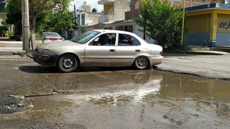 Grandes baches y alcantarillas a desnivel afectan a la Avenida Insurgentes y la calle Río Baluarte, en Mazatlán
