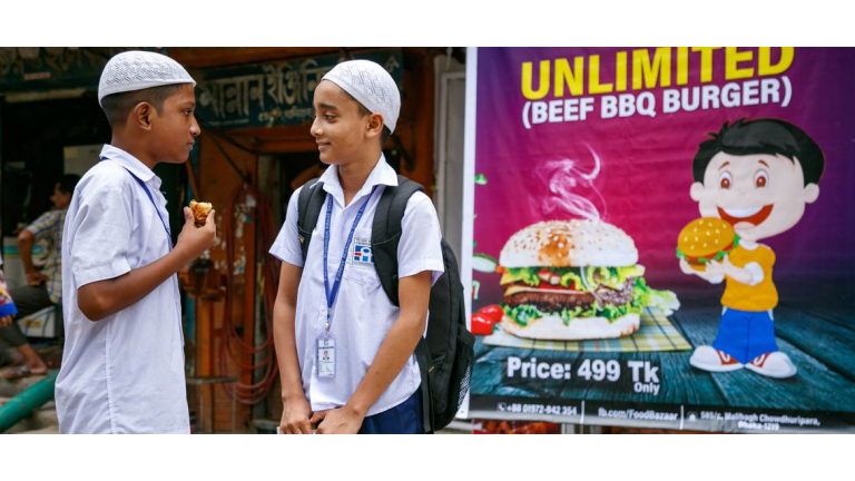 La publicidad alimentaria implica el uso de numerosas técnicas persuasivas para influir en las actitudes, preferencias y consumo alimentarios de los niños.