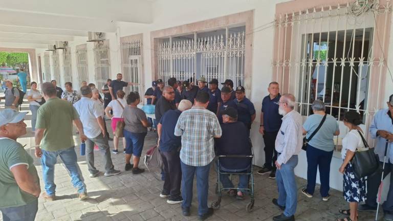 Protesta del colectivo Guerreros Azules bloqueando accesos al Palacio Municipal de Mazatlán.