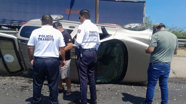 La camioneta quedó volcada en el paso superior; Tránsito realizó maniobras de retiro de la unidad.