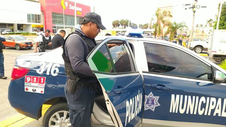 Retiro del polarizado a patrulla de la Secretaría de Seguridad Pública de Mazatlán.
