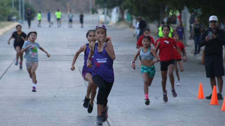 Celebran niños en Santa Teresa el amor por el atletismo