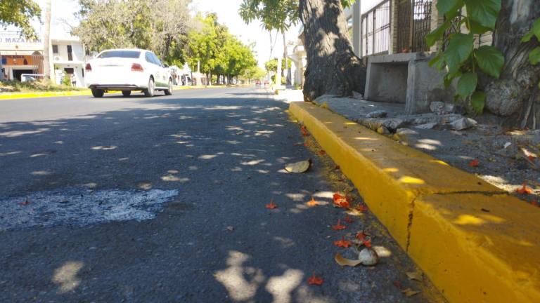 Tránsito prohibió estacionarse sobre la Avenida Insurgentes en ambos sentidos, desde Gabriel Leyva hasta Avenida del Mar. Ya está repintado de amarilla la guarnición.
