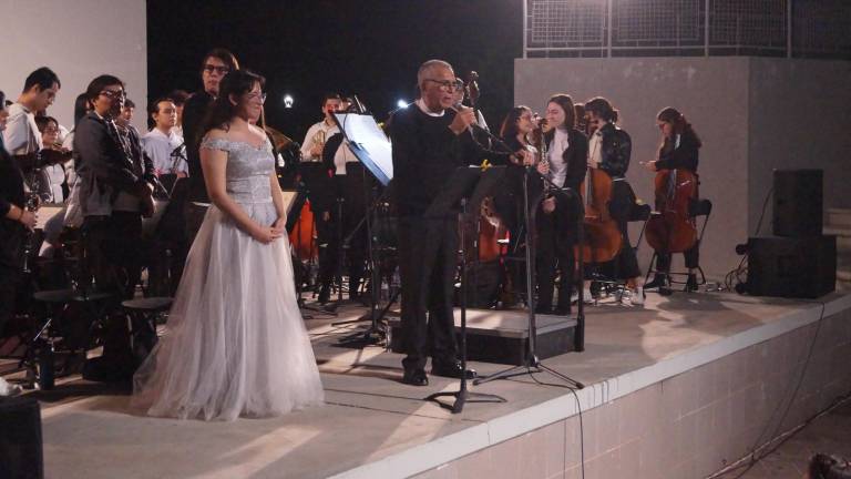Julieta Verdugo participa con la Banda Sinfónica Juvenil del Estado en el Ágora Rosario Castellanos.