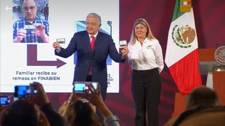 El Presidente Andrés Manuel López Obrador y Rocío Mejía, directora de Finabien, presentaron la tarjeta para recibir remesas.