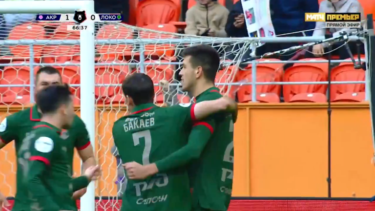 César Montes es felicitado por su gol.