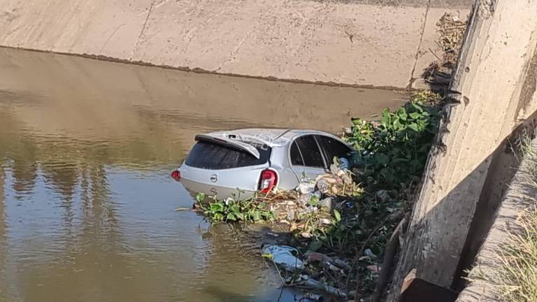 Cae vehículo a un canal en Culiacán; el conductor resulta ileso