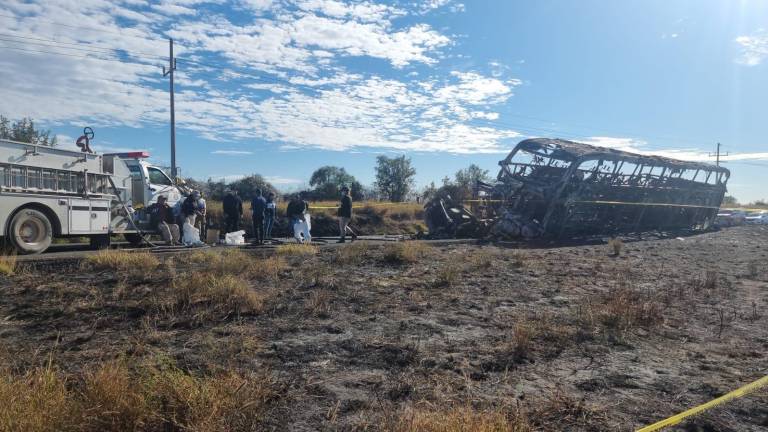 Las autoridades reportan que fueron atendidas 21 personas en el accidente donde un camión de pasajeros terminó calcinado.