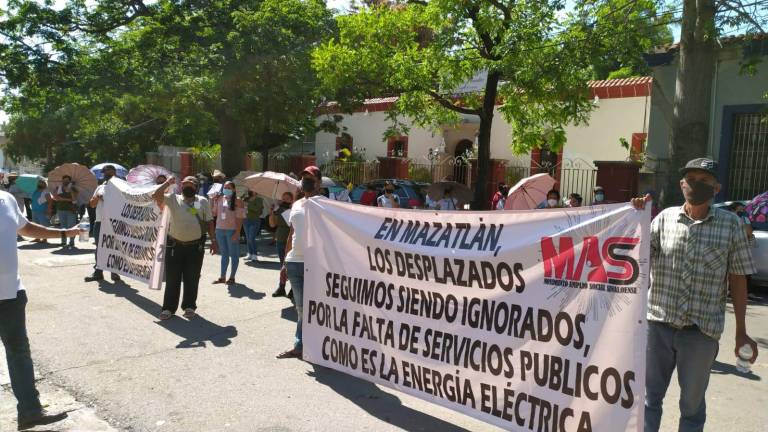 Desplazados se plantan en la CFE en Mazatlán; exigen electricidad en Fraccionamiento CVive