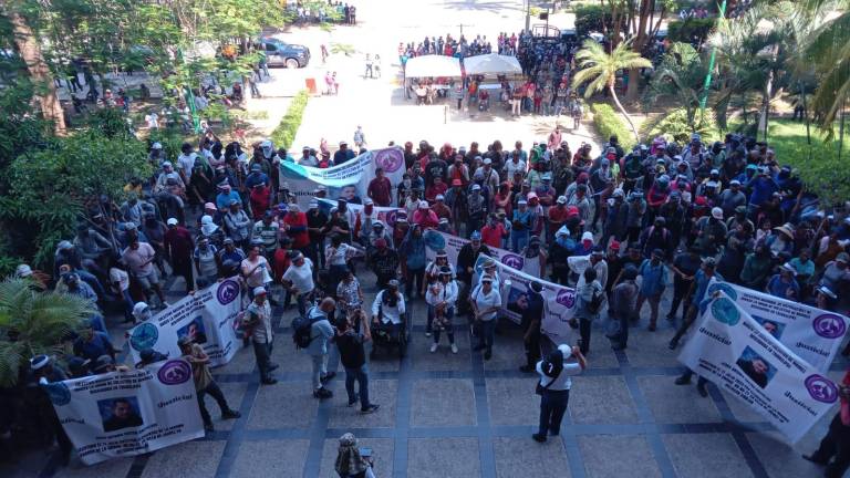 Cientos de manifestantes arribaron la mañana de este lunes a Palacio de Gobierno en busca de ser atendidos por el Gobernador Rubén Rocha Moya.