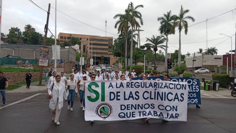 Médicos marcharon en Culiacán por los derechos de anestesiólogos y piden la regulación del fentanilo para uso clínico.