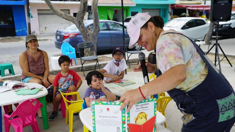 La maestra Ángela Camacho protagonizó este divertido encuentro social y dio lectura a diferentes cuentos infantiles.