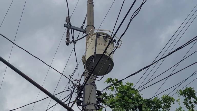 En Villa Fontana, vecinos tienen 13 años con problemas en la electricidad debido a un transformador insuficiente.