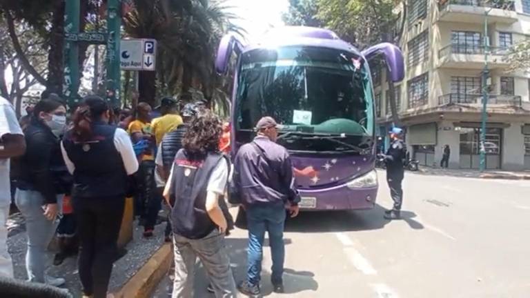 Un autobús, enviado por el INAMI, transporta a un grupo de migrantes de la Colonia Juárez hacia la Oficina de Representación de Migración en Morelos.