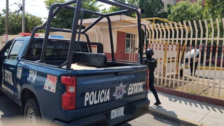 Agentes de la Policía Estatal realizan un operativo en la UAdeO tras recibir una llamada de supuesta presencia de hombres armados.