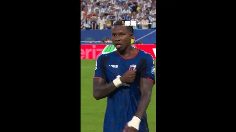 Sidny Lopes Cabral gana con su golazo.