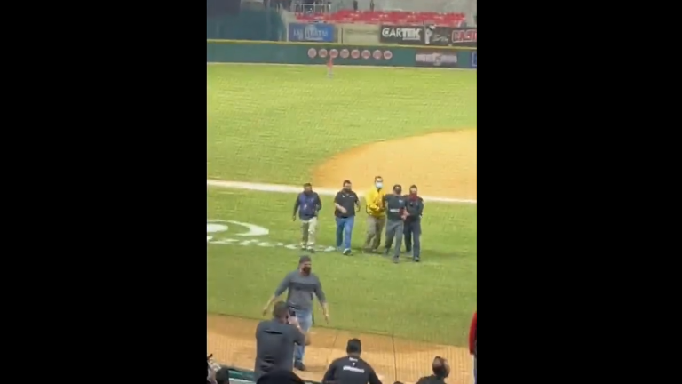 Humberto “Lobito” Saiz es sacado del estadio.