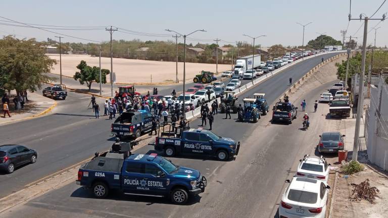 Policías estatales y municipales mantienen bloqueos en diferentes cruceros del Boulevard Emiliano Zapata y Calzada Aeropuerto.