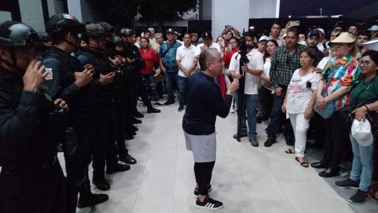 Alargue de audiencia de Rector y funcionarios de la UAS impacienta a manifestantes; les piden orden