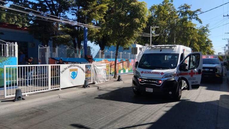 Cuerpos de auxilio arribaron al plantel para brindar atención a las alumnas.