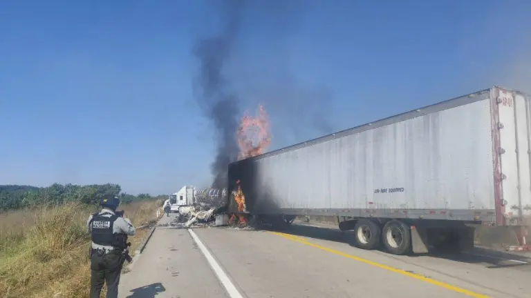 Bloqueos y unidades incendiadas tras enfrentamientos en Escuinapa obligan al cierre de carreteras al sur de Sinaloa.