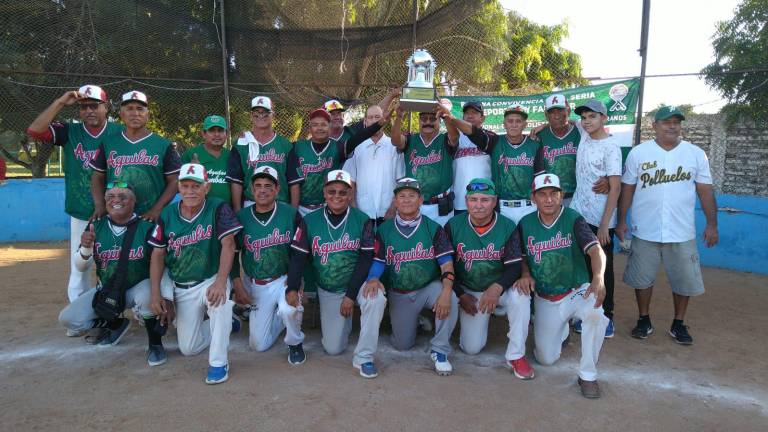 Águilas de Sembacosin, de Culiacán, se quedó con el trofeo de campeón del Nacional Senior.