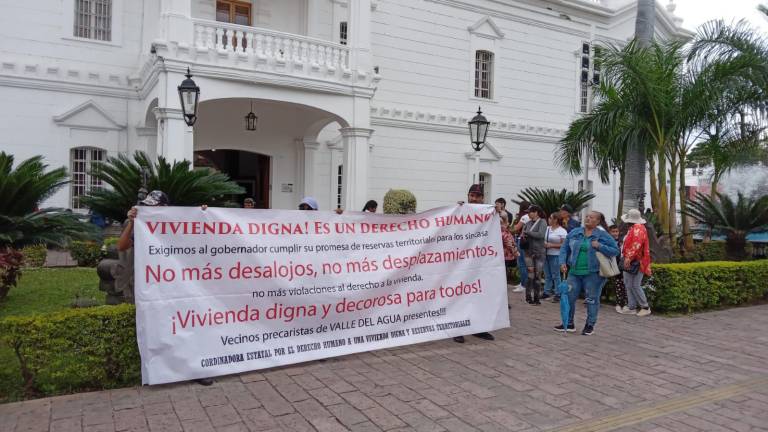 En el Palacio Municipal de Culiacán se realizó una manifestación en reclamo de atención a la demanda de viviendas.