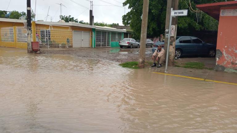 Decenas de casas del campo Podesta sufrieron inundaciones por el desbordamiento de un dren.