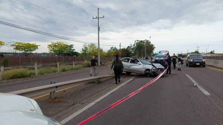 Autos chocan en carretera a Eldorado y mujer pierde la vida; 5 personas más resultan heridas