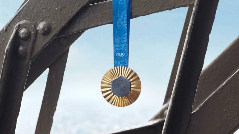 Medallas de París 2024 tendrán un pedazo de hierro de la Torre Eiffel