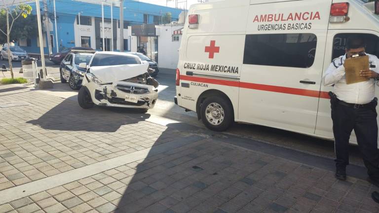 Ambulancia de la Cruz Roja de Culiacán choca cuando se dirigía a recoger a un herido