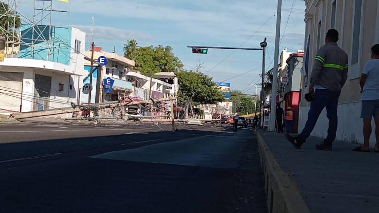 Un automovilista que circulaba a exceso de velocidad por el Centro de Culiacán derriba varios postes de la luz.