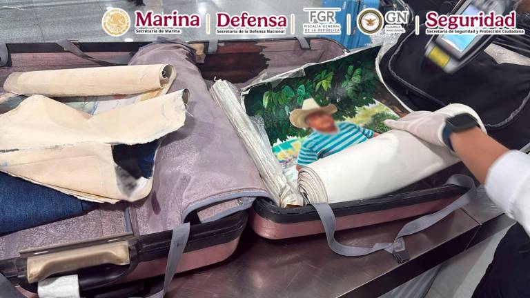Un extranjero fue detenido en el Aeropuerto Internacional de la Ciudad de México tras ser sorprendido con presunta droga oculta en lienzos.