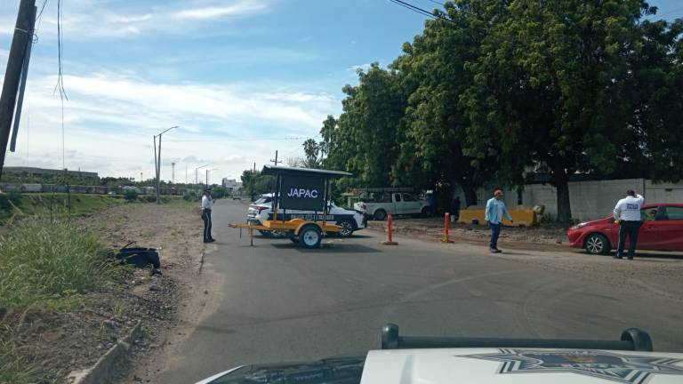 Agentes de Tránsito vigilan el Eje Federalismo para desviar el tráfico tras falla del Emisor Rubí.