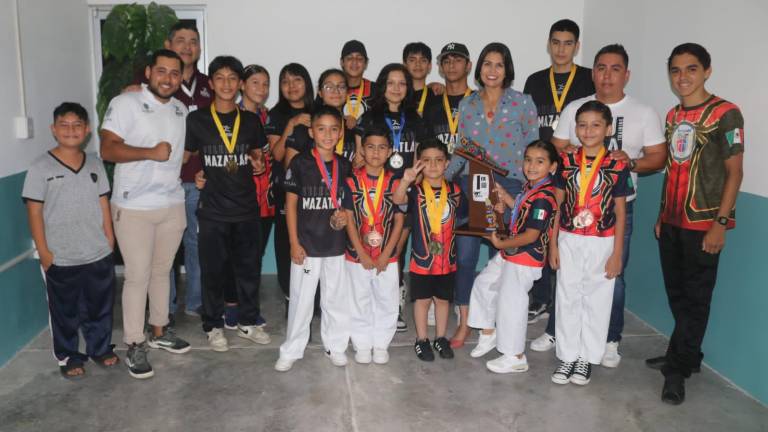 Los taekwondoínes mazatlecos entregan al Imdem el trofeo conquistado en Tepic.
