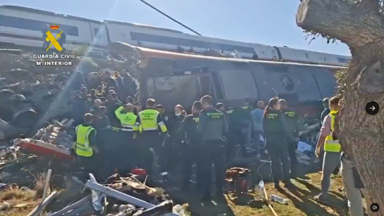 Personal de la Guardia Civil durante las tareas de rescate tras el choque de dos trenes en España.