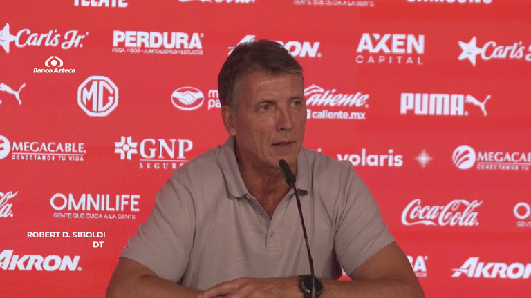 Robert Dante Siboldi, técnico de Mazatlán FC, se inconformó tras el penal marcado en su contra durante la derrota 2-0 ante Chivas.