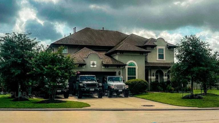 La propiedad tenía una superficie de 357 metros cuadrados sobre un terreno de 1,122 metros cuadrados, con cinco recámaras, cuatro baños, alberca, sala multimedia, sala de juegos y cochera para tres vehículos.