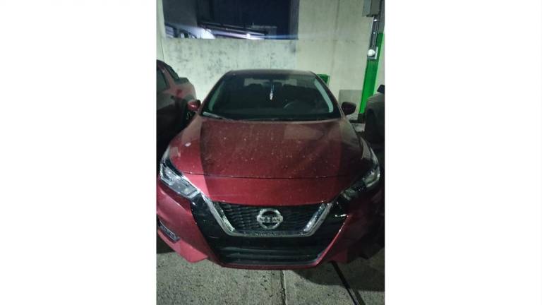 Vehículo asegurado por la Policía Estatal Preventiva con reporte de robo.