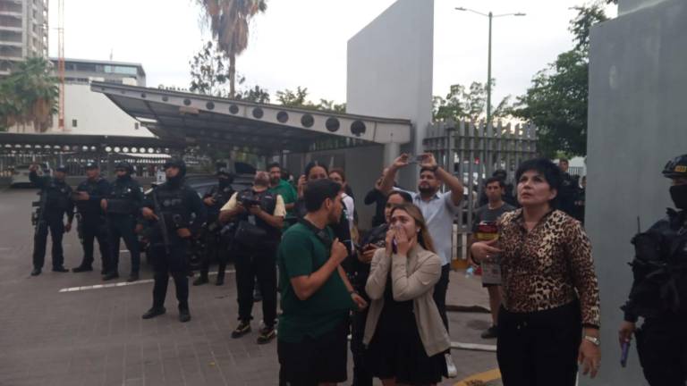 En un edificio de departamento se registró un incendio y personas debieron ser evacuadas.
