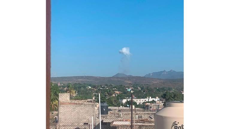 Captan una de las detonaciones de explosivos registradas en Escuinapa este 24 de diciembre.