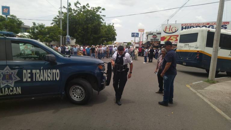 Agricultores de Sinaloa bloquean la carretera a Navolato frente a Sader para exigir pagos pendientes.