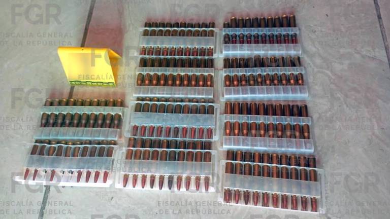 FGR asegura armas, cartuchos y tres vehículos durante cateo en colonia Urías de Mazatlán.