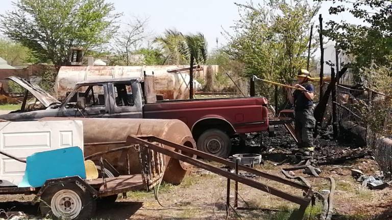 Se incendia una bodega y una camioneta en Bacurimi, Culiacán