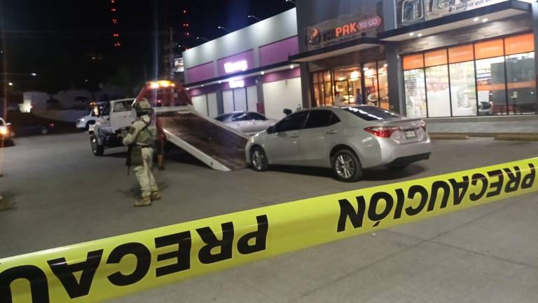 Militares revisaron el vehículo abandonado en el estacionamiento del supermercado, el cual tenía reporte de robo y presuntamente cartuchos y cargadores en su interior.
